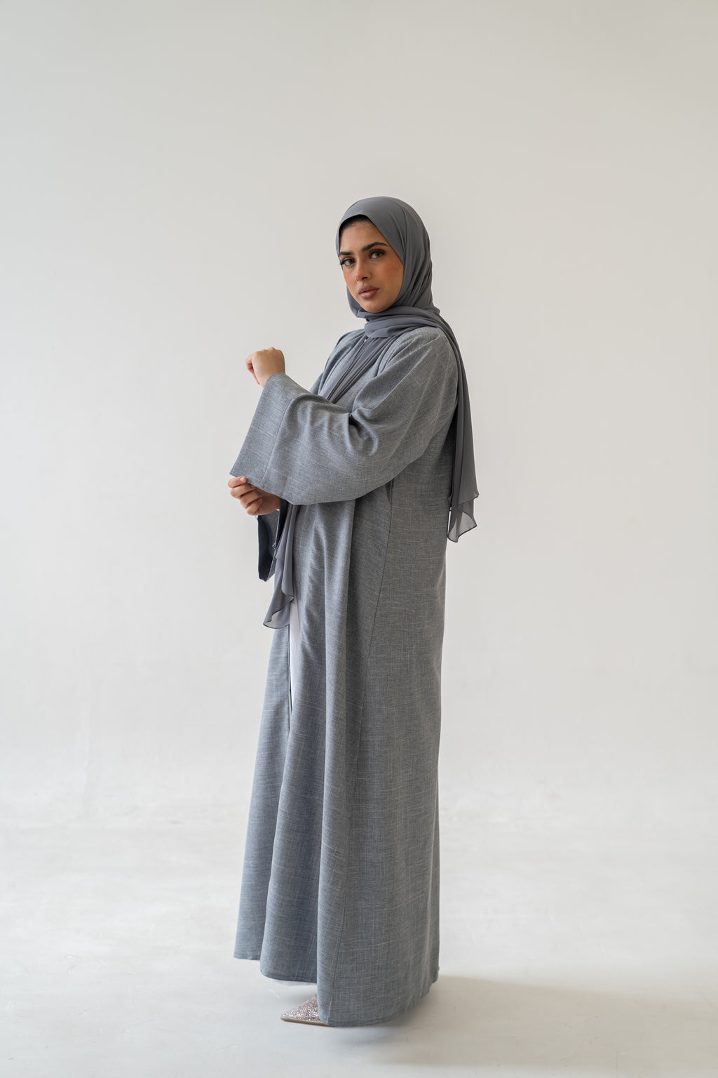 Model wearing the 3 Piece Linen Abaya Set full look