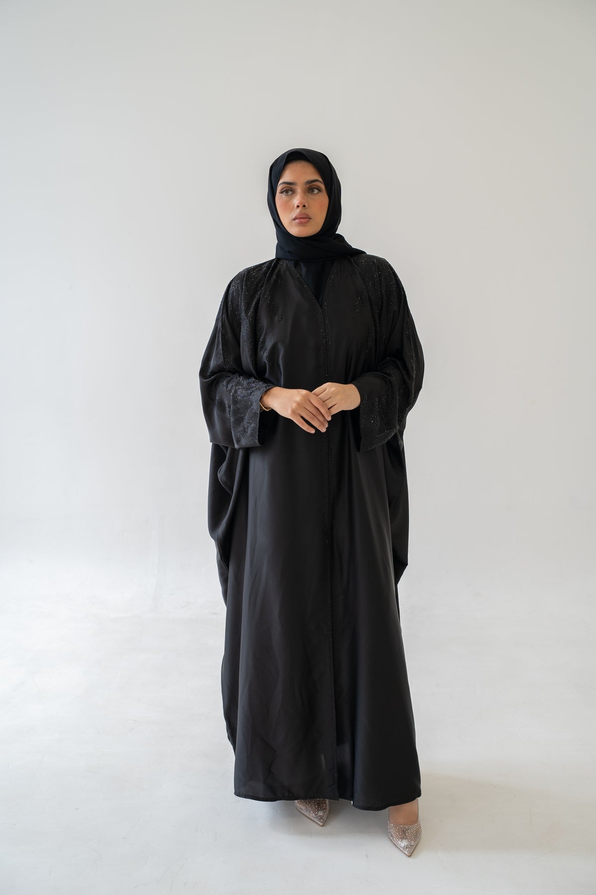 Abaya NOOR – Elegant Silk Abaya with Intricate Embellishments and Diamanté Hijab