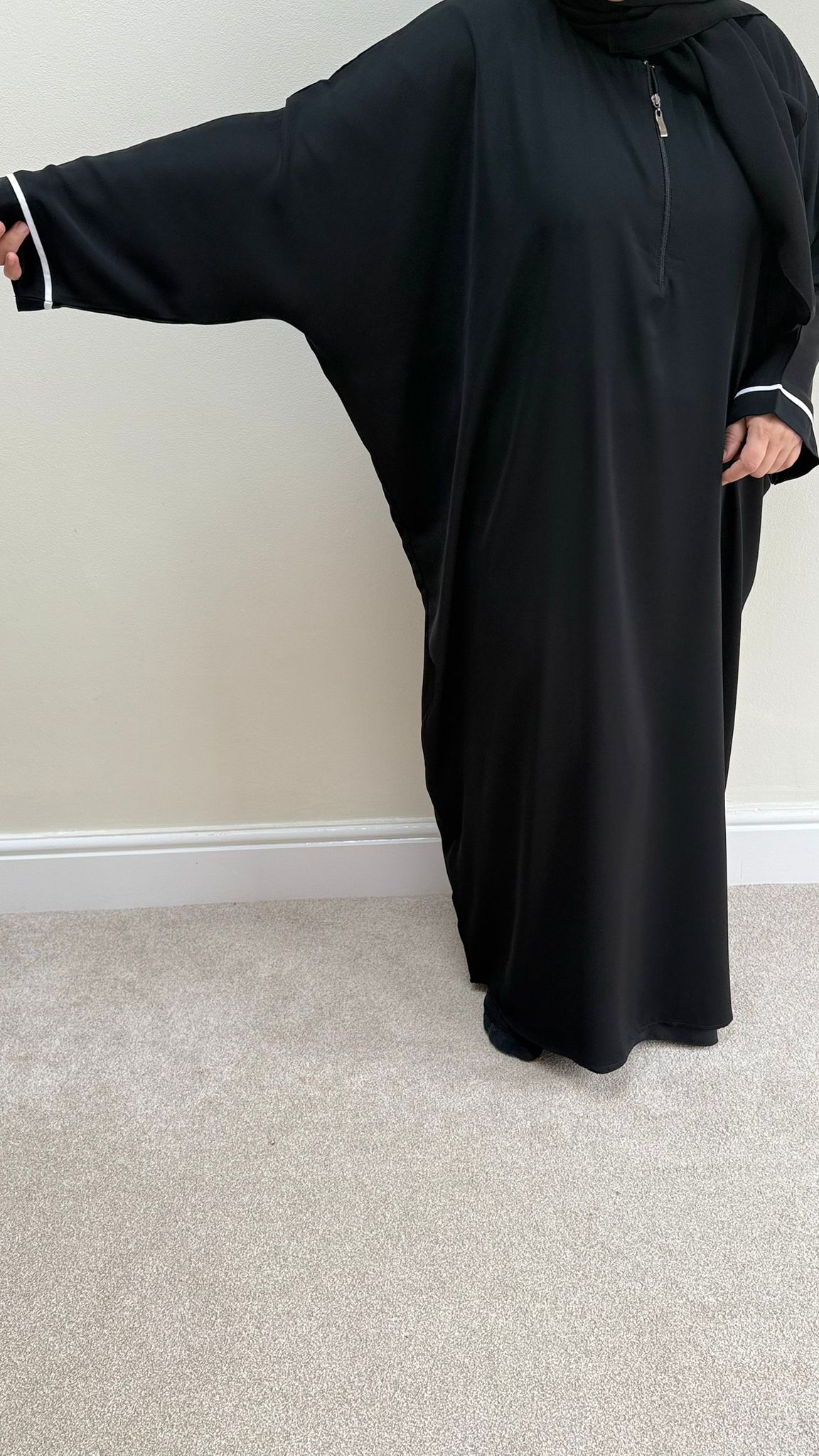 Plain Black Zipper Abaya – Breastfeeding Friendly