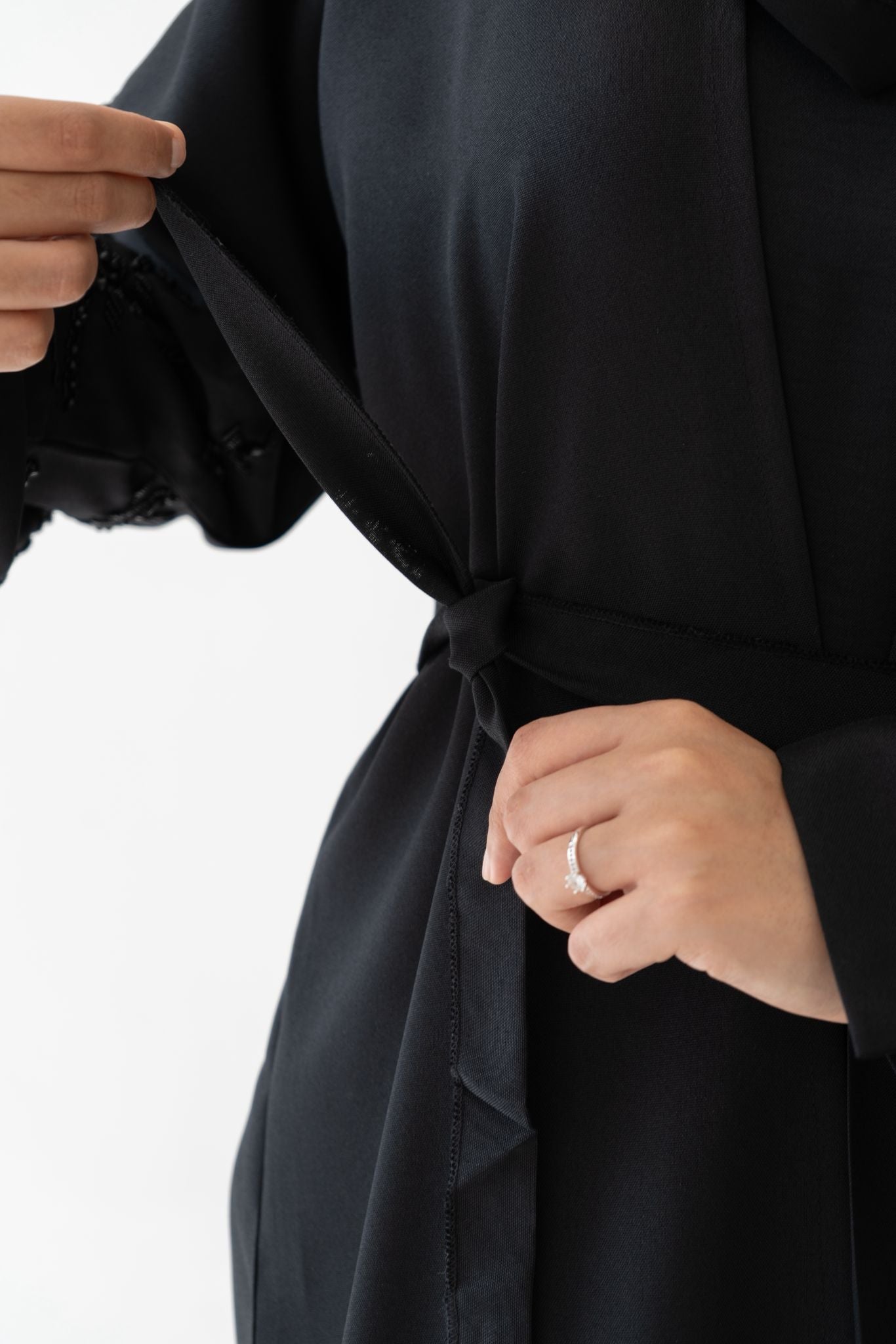 Abaya Maryam – Elegant Embroidered Abaya Set with Hijab