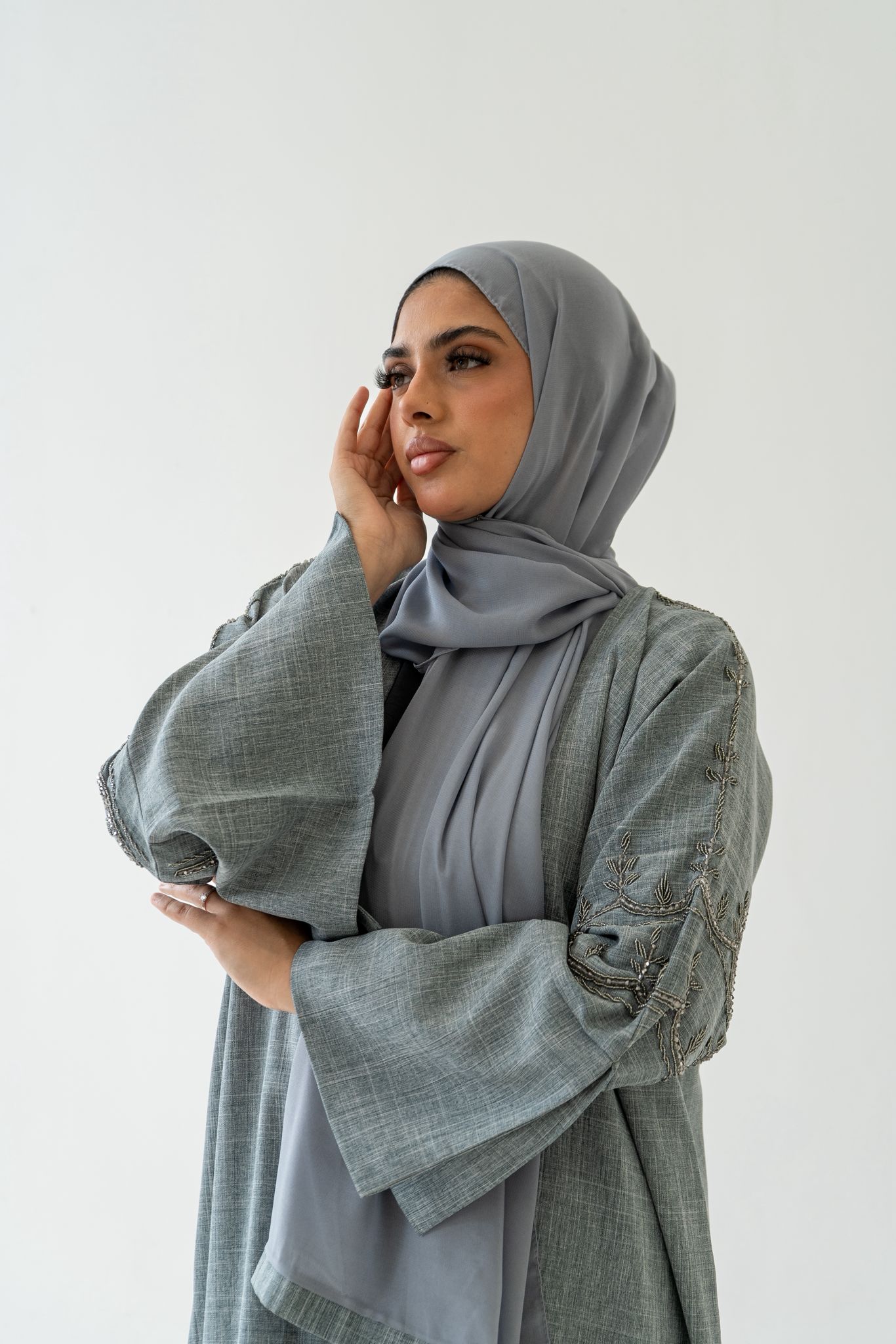 Abaya Maryam – Elegant Embroidered Abaya Set with Hijab