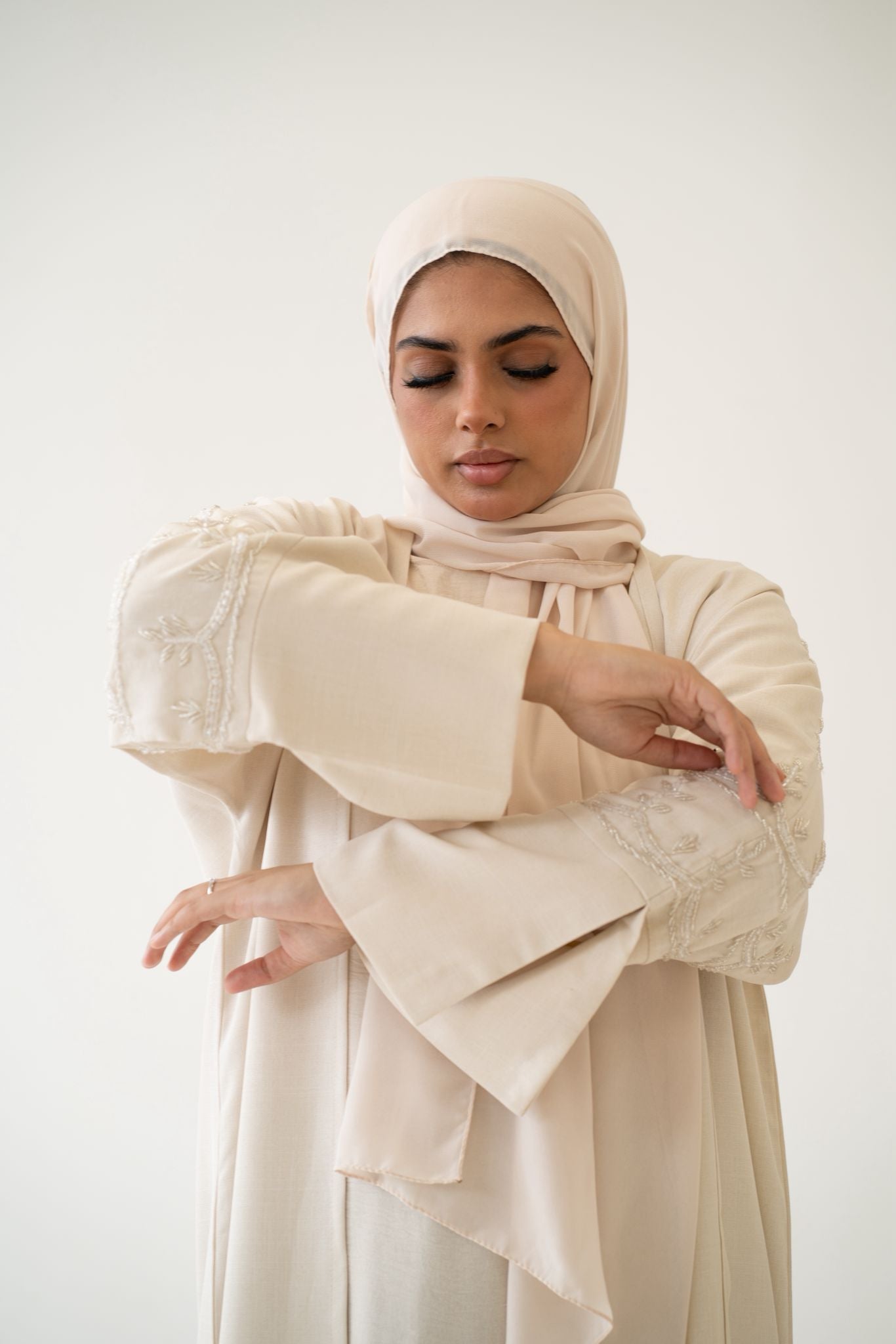 Abaya Maryam – Elegant Embroidered Abaya Set with Hijab
