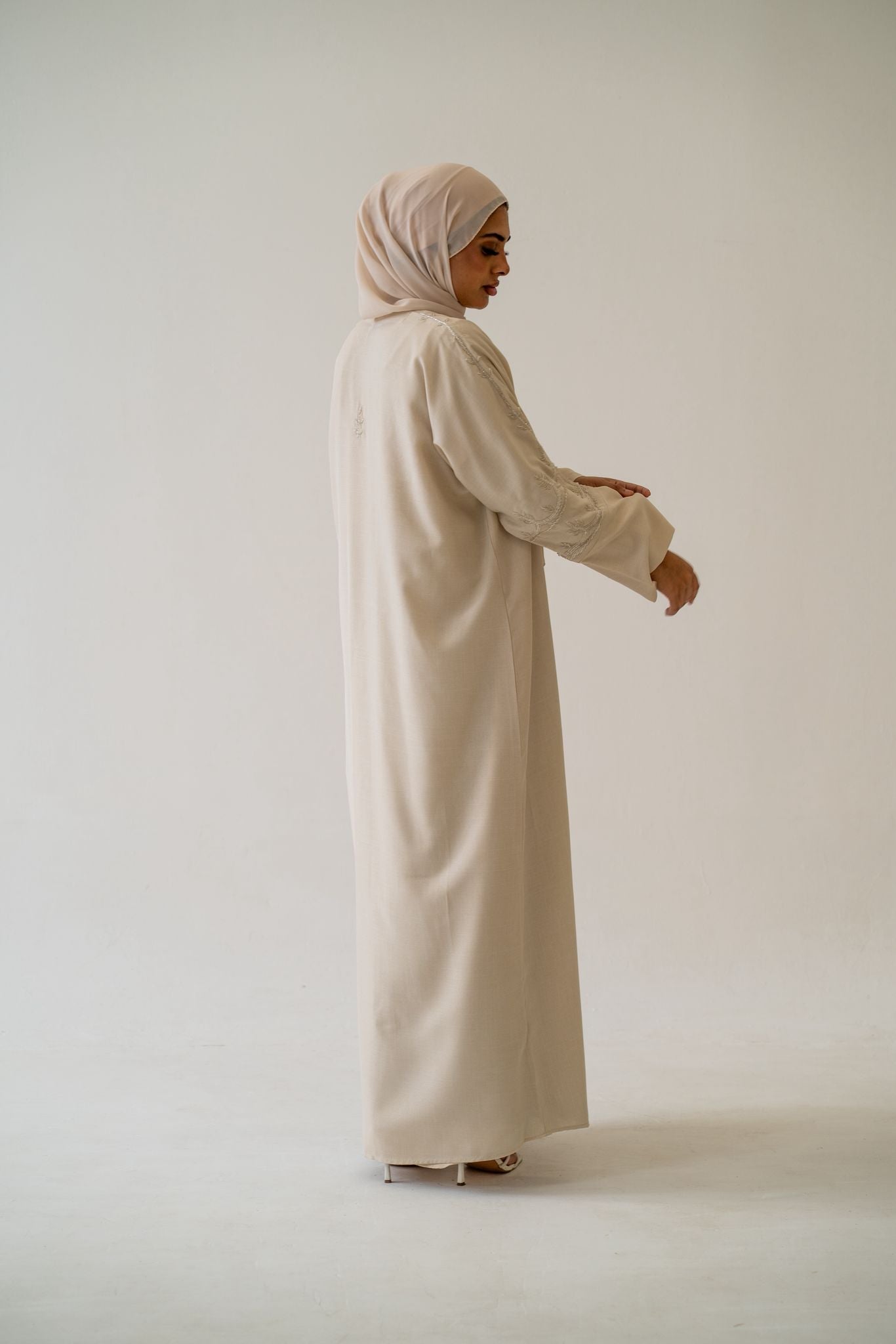 Abaya Maryam – Elegant Embroidered Abaya Set with Hijab
